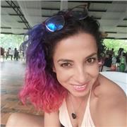 Profesor de español imparte clase a todas las edases